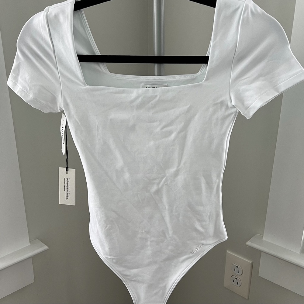 NWT XS White Aritzia Contour Squareneck
Shortsleeve Bodysuit